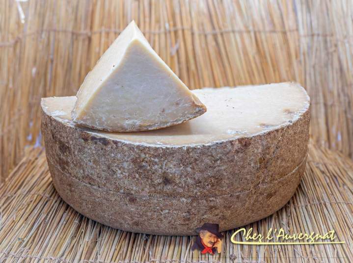 Venez goûter nos fromages Salers du Puy-de-Dôme, fabriqués artisanalement avec le savoir-faire local.