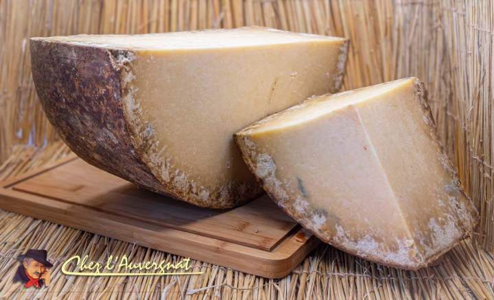 Savourez des fromages Cantal authentiques de Chez l'Auvergnat, la boutique qui vous propose des produits locaux de premier choix.